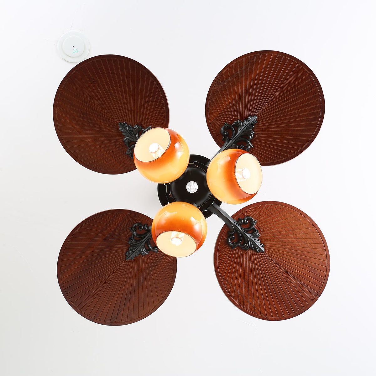 Ventilador de techo con luz Isalma en un salón de estilo tropical – imagen 20