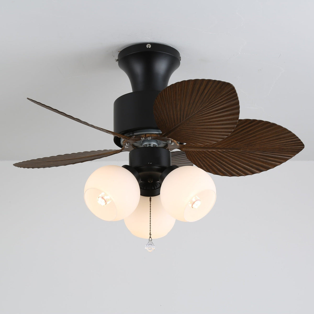 Ventilador de techo con luz Hojela en un rincón de estilo tropical – imagen 6