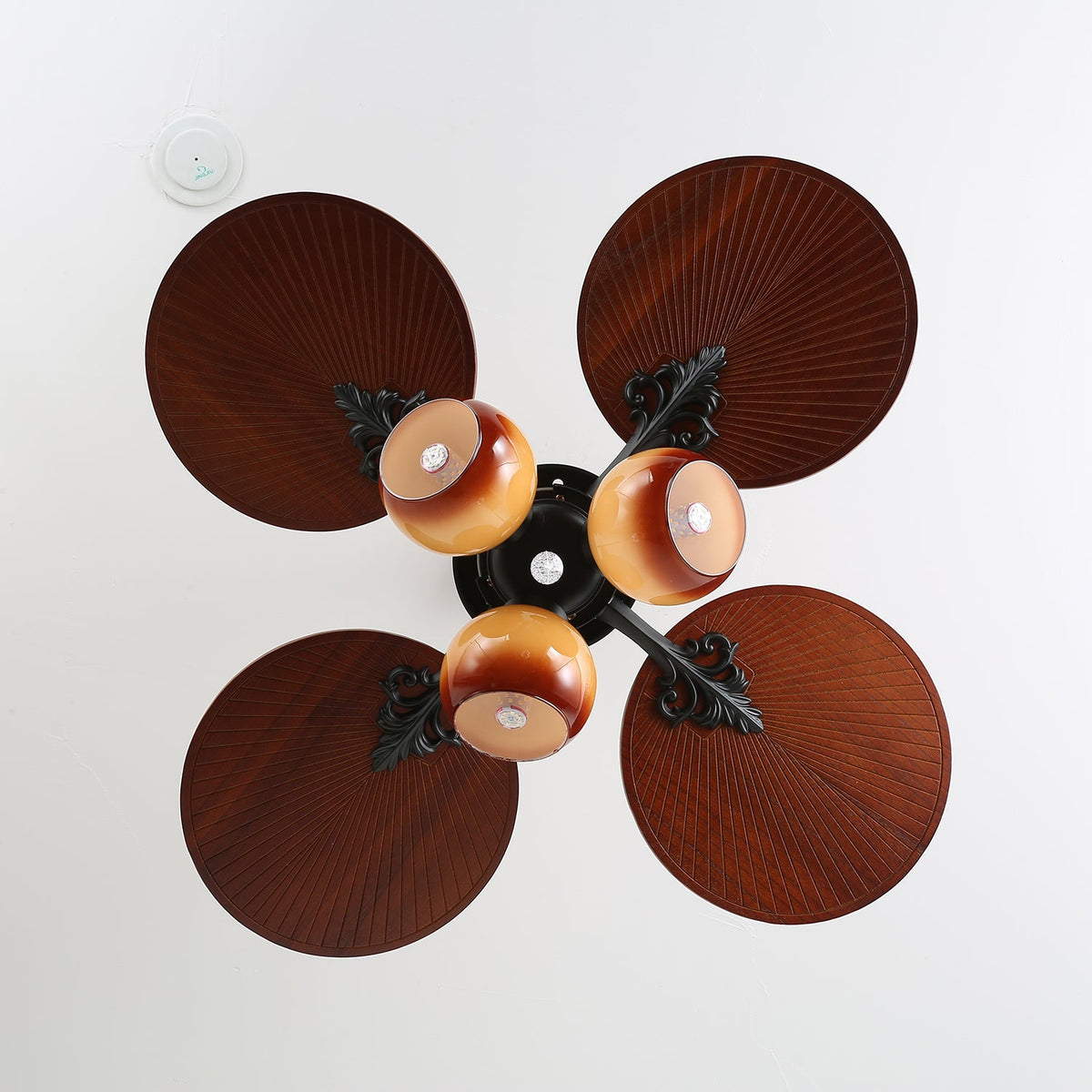Ventilador de techo con luz Isalma en un salón de estilo tropical – imagen 21