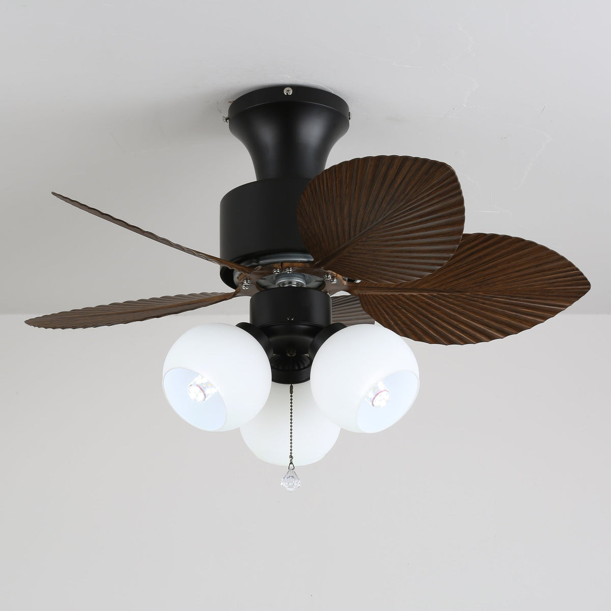 Ventilador de techo con luz Hojela en un rincón de estilo tropical – imagen 7