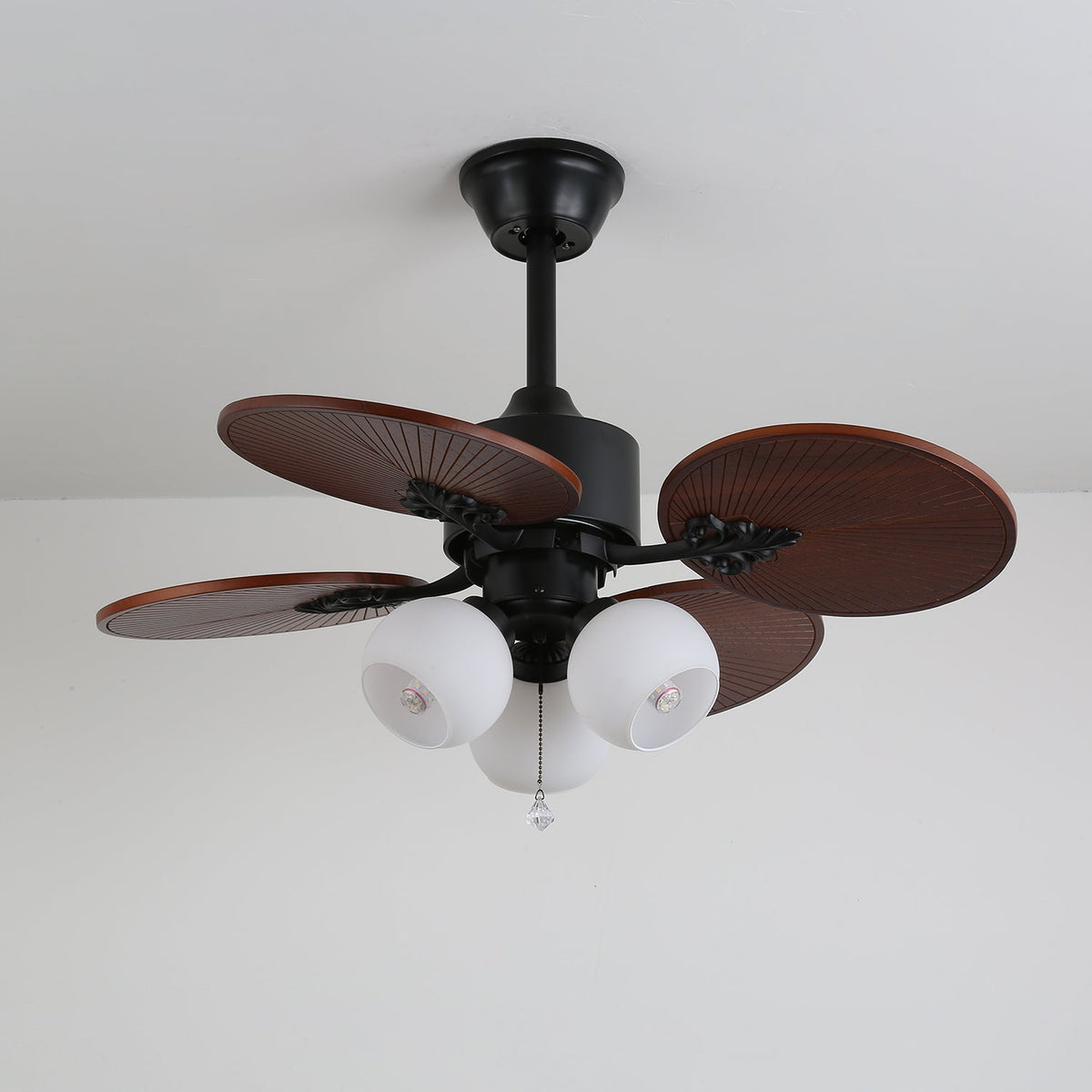 Ventilador de techo con luz Isalma en un salón de estilo tropical – imagen 24