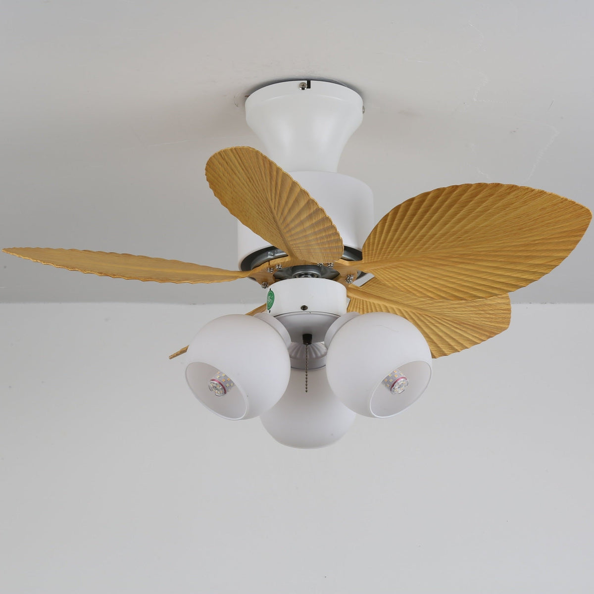Ventilador de techo con luz Hojela en un rincón de estilo tropical – imagen 14