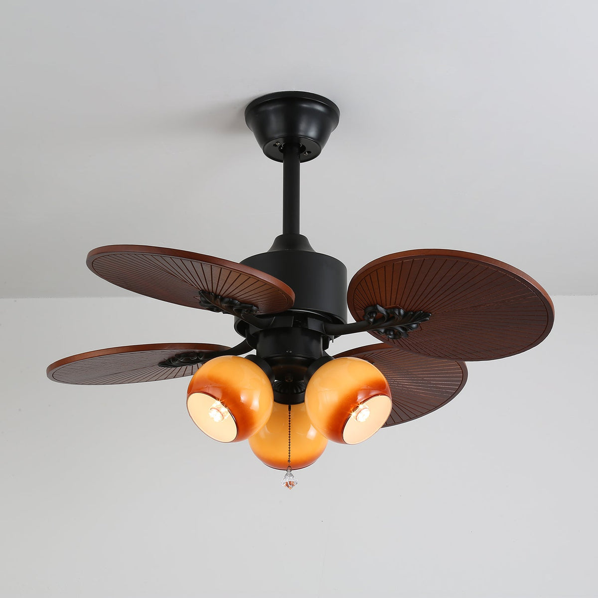 Ventilador de techo con luz Isalma en un salón de estilo tropical – imagen 14