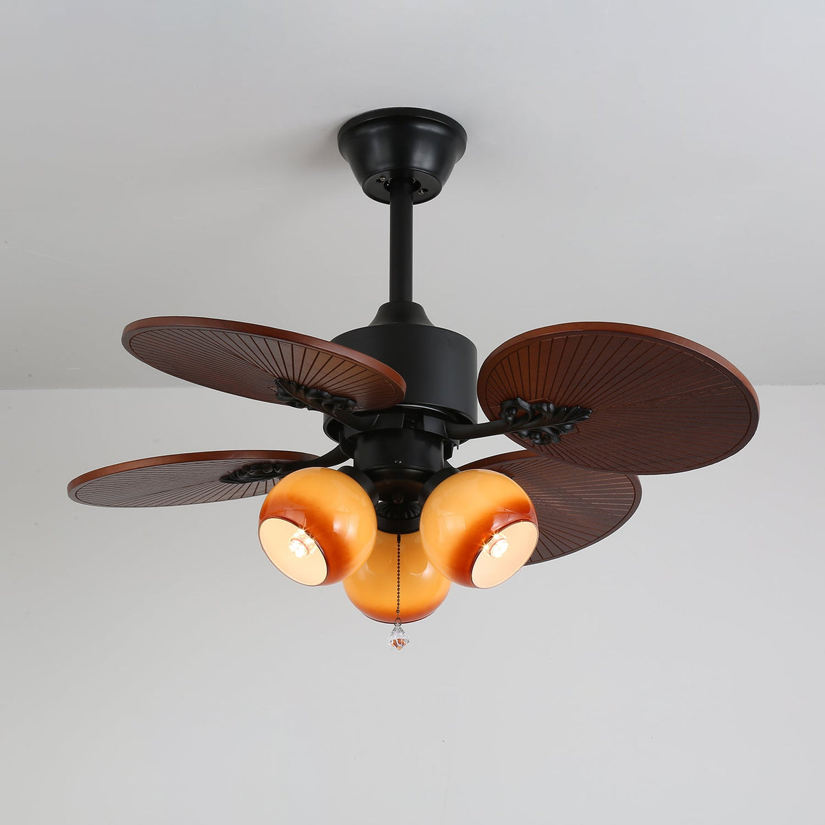 Ventilador de techo con luz Isalma en un salón de estilo tropical – imagen 16