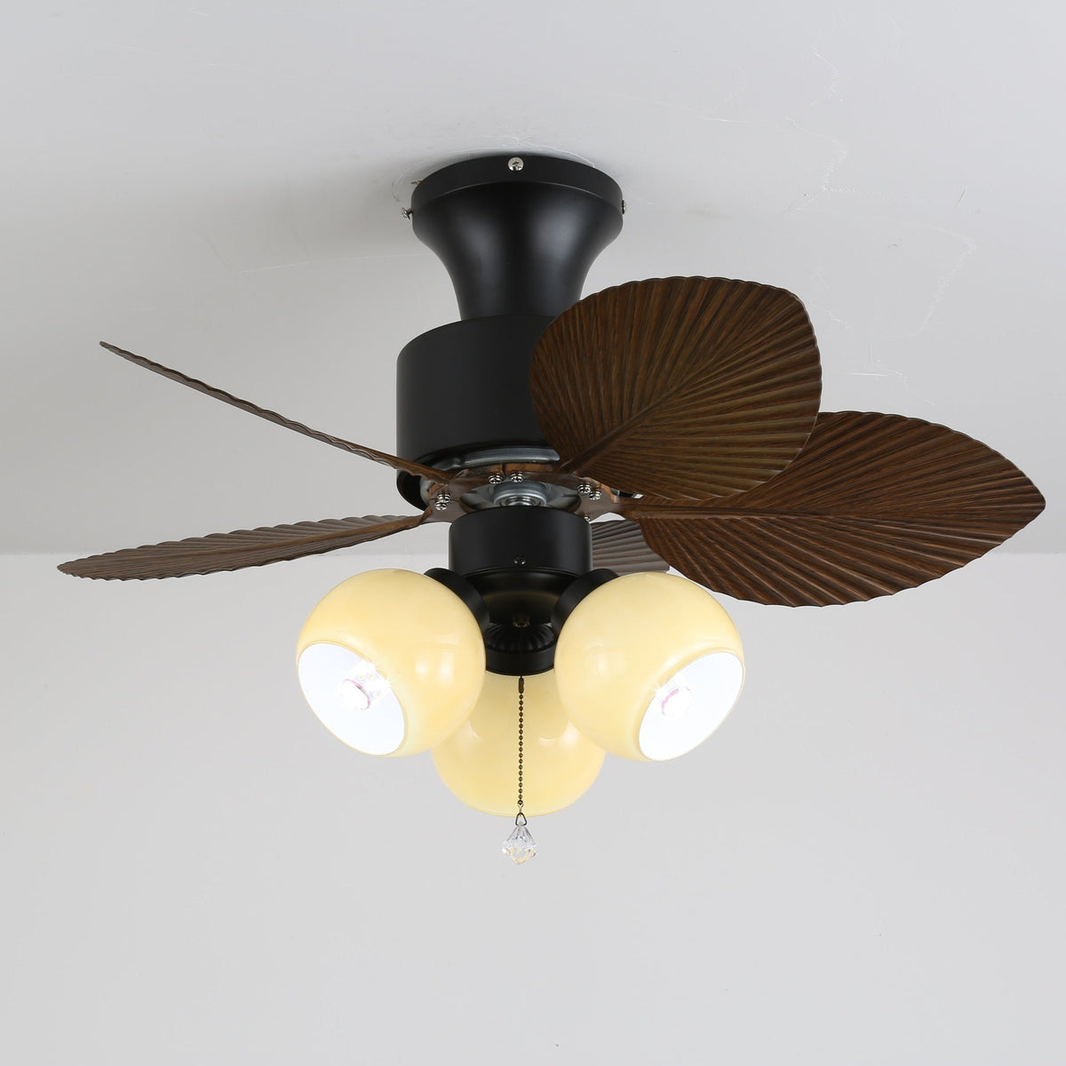 Ventilador de techo con luz Hojela en un rincón de estilo tropical – imagen 3