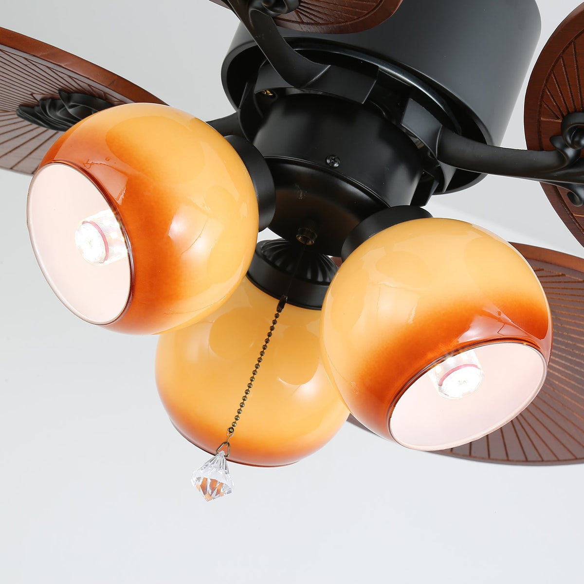Ventilador de techo con luz Isalma en un salón de estilo tropical – imagen 19