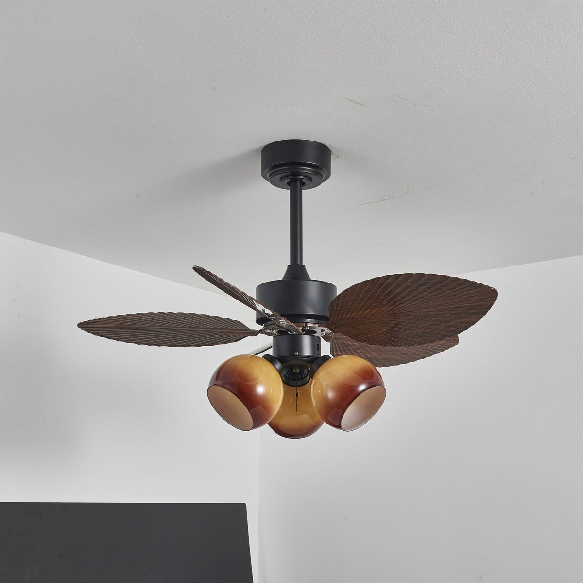 Ventilador de techo con luz Mielara en un salón de estilo tropical – imagen 11