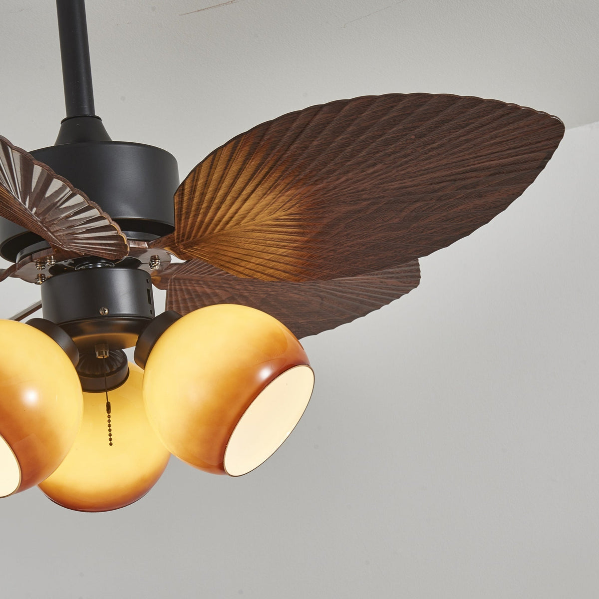 Ventilador de techo con luz Mielara en un salón de estilo tropical – imagen 15
