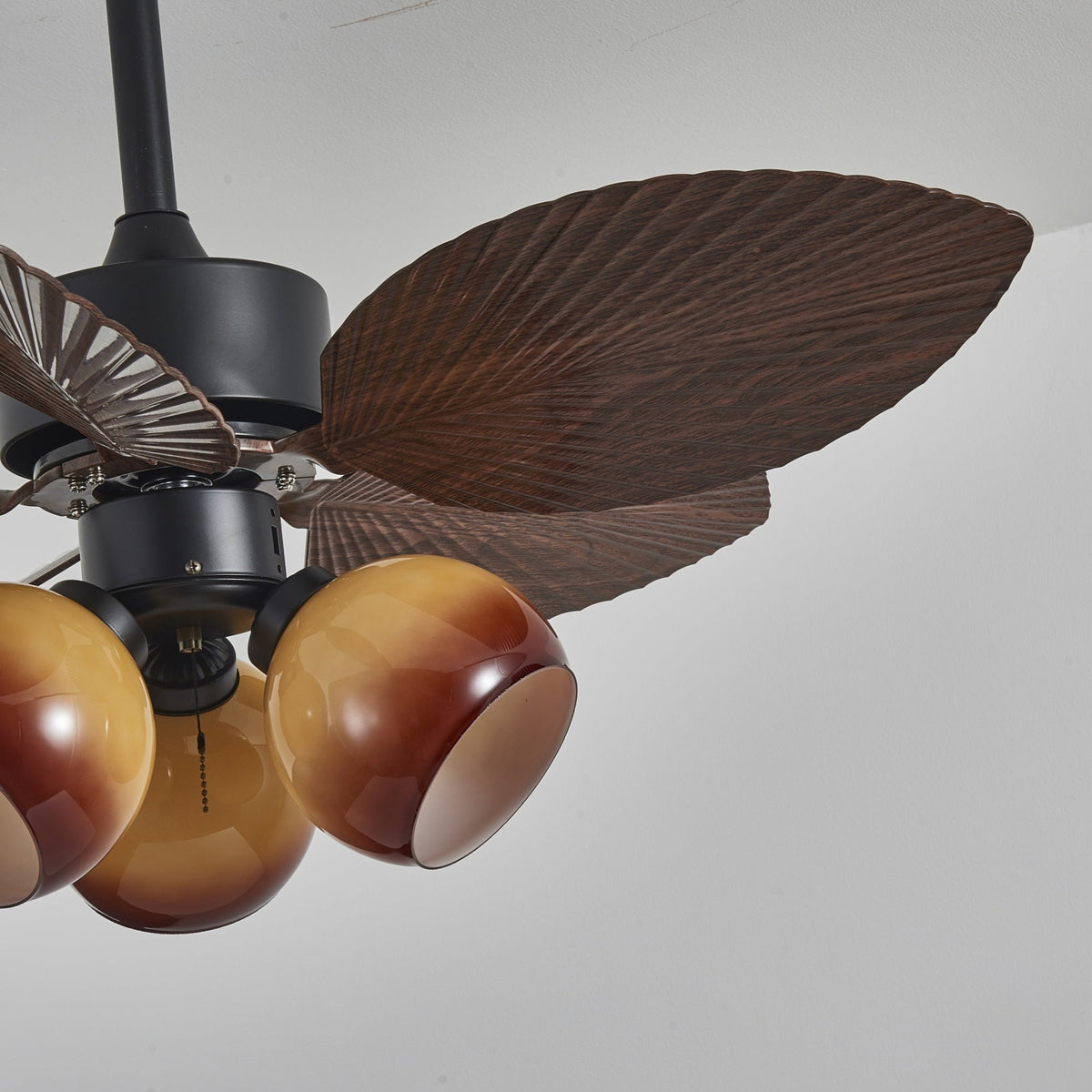 Ventilador de techo con luz Mielara en un salón de estilo tropical – imagen 16
