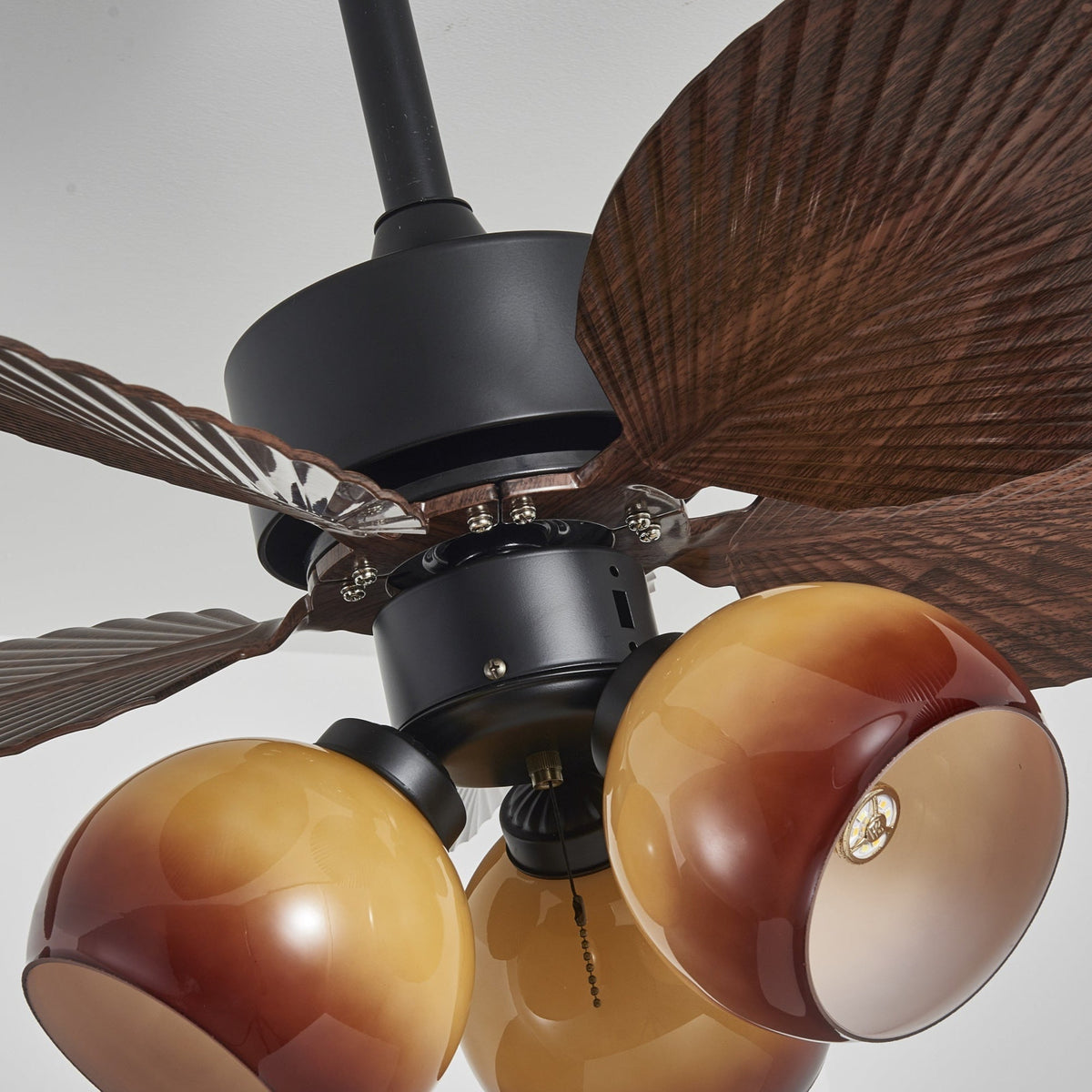 Ventilador de techo con luz Mielara en un salón de estilo tropical – imagen 19