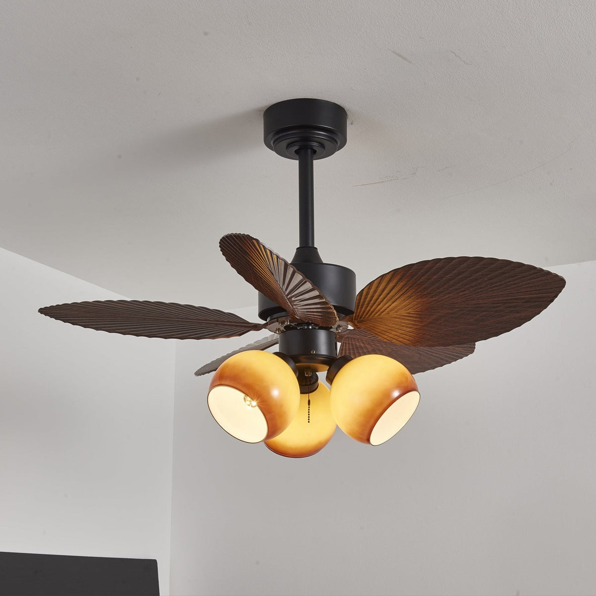 Ventilador de techo con luz Mielara en un salón de estilo tropical – imagen 4