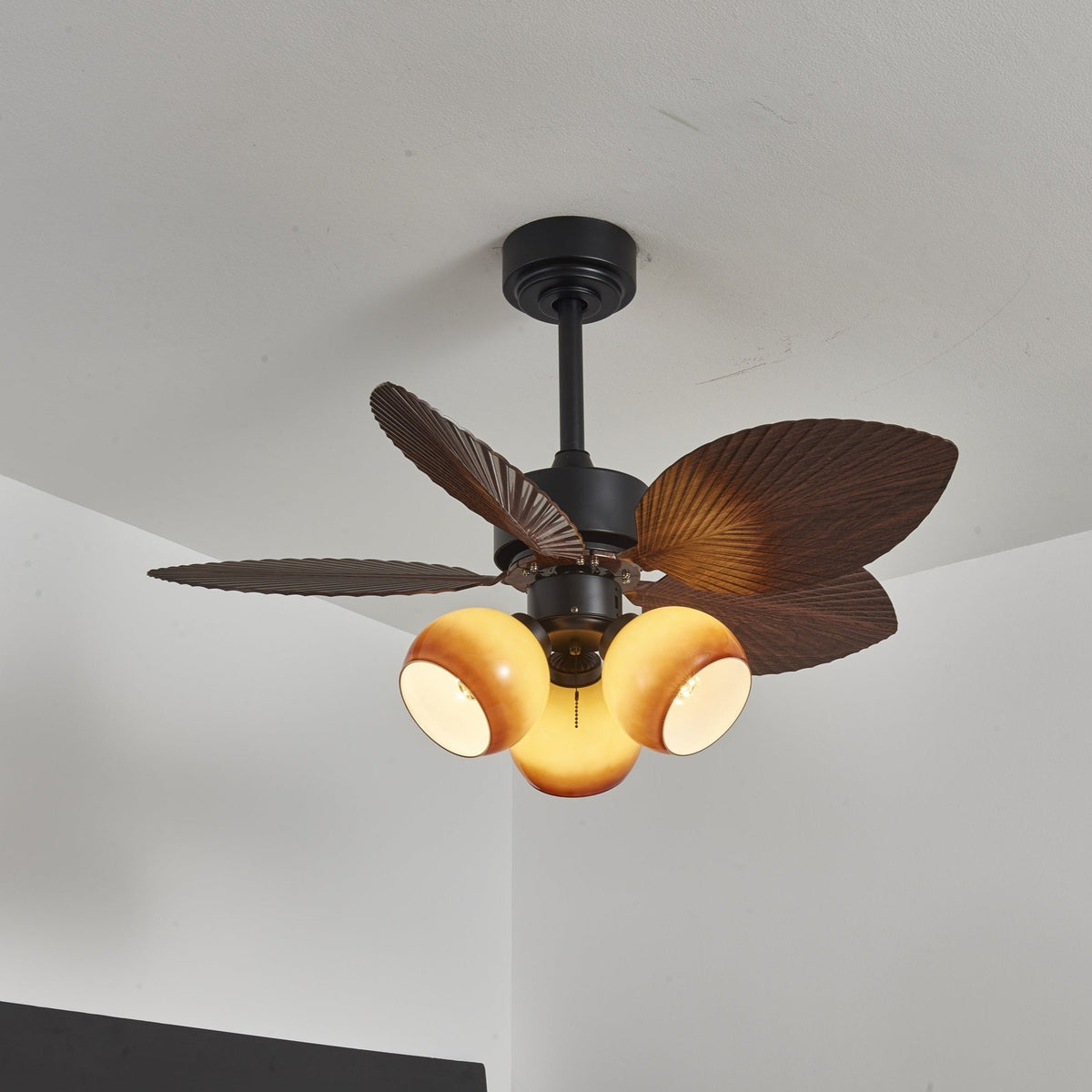 Ventilador de techo con luz Mielara en un salón de estilo tropical – imagen 2