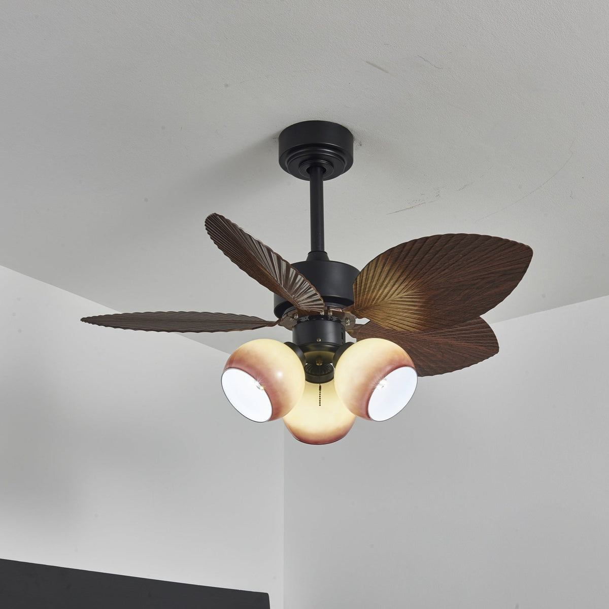 Ventilador de techo con luz Mielara en un salón de estilo tropical – imagen 7