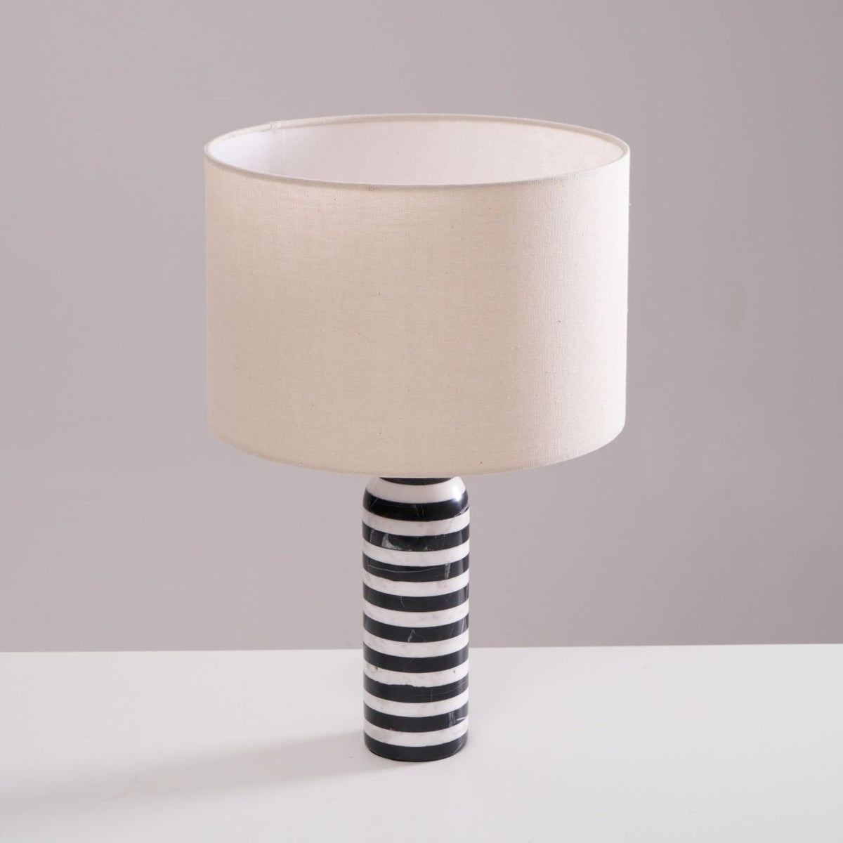 Lámpara de mesa de mármol a rayas Kesala en un salón de estilo contemporáneo – imagen 2