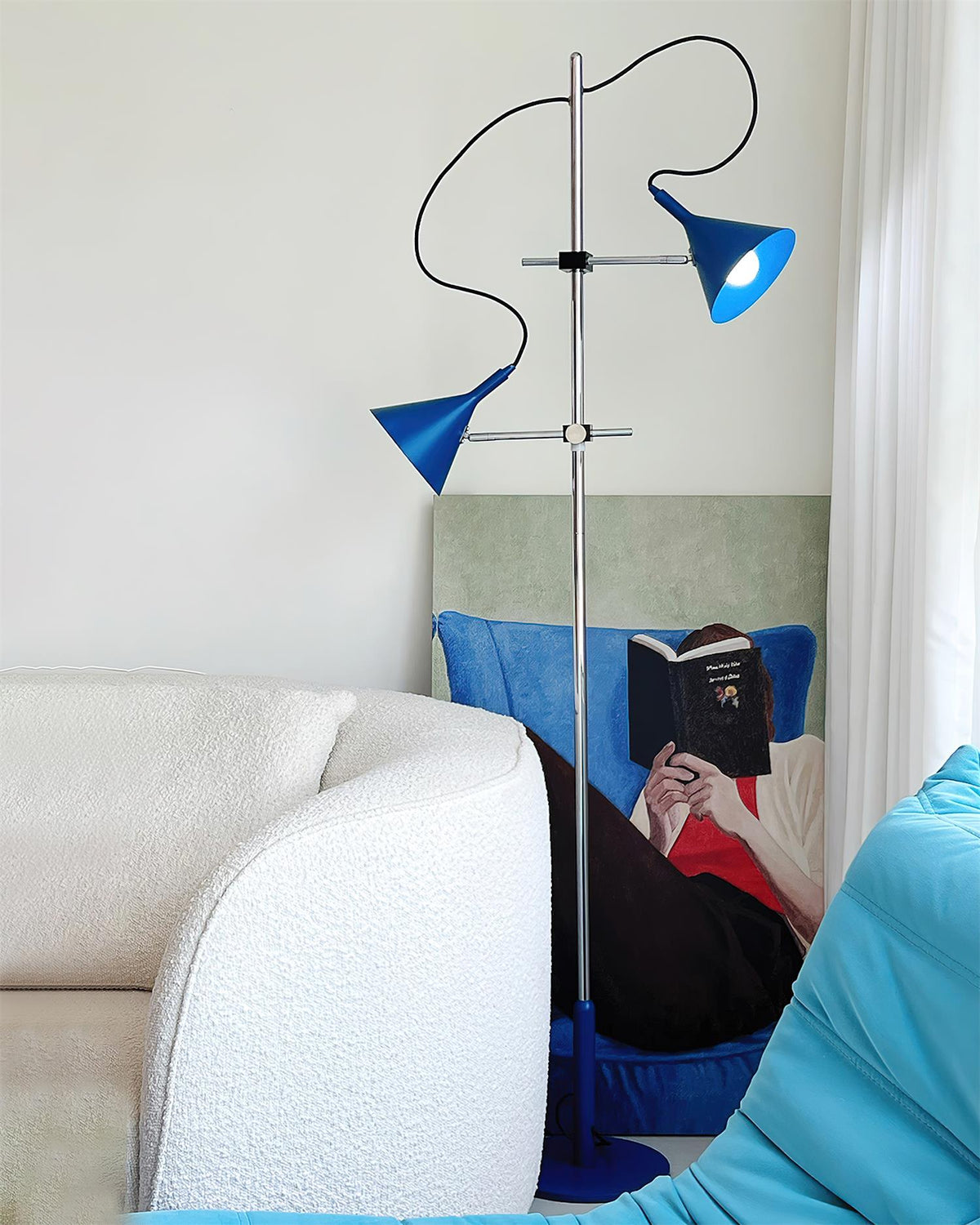 Lámpara de pie doble cono Trompela en un salón de estilo pop – imagen 10