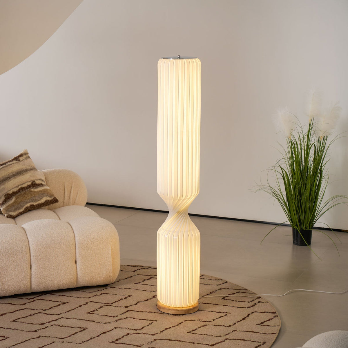 Lámpara de pie columna Tirzana en un salón contemporáneo – imagen 16
