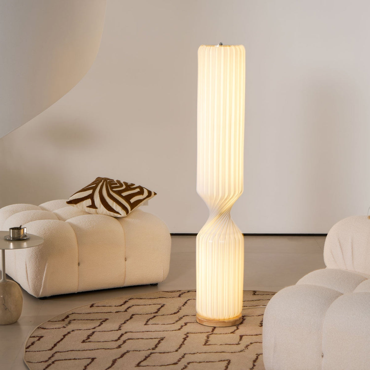 Lámpara de pie columna Tirzana en un salón contemporáneo – imagen 17