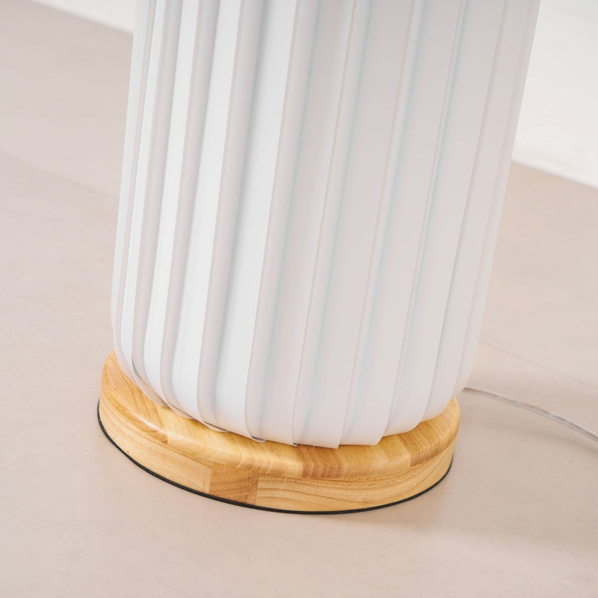 Lámpara de pie columna Tirzana – detalle de la base de madera