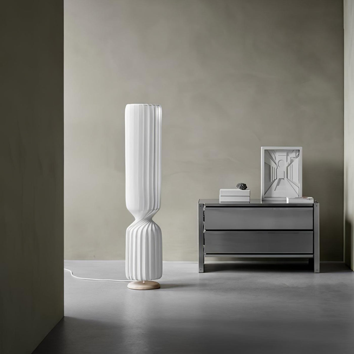 Lámpara de pie columna Tirzana en un salón contemporáneo – imagen 21