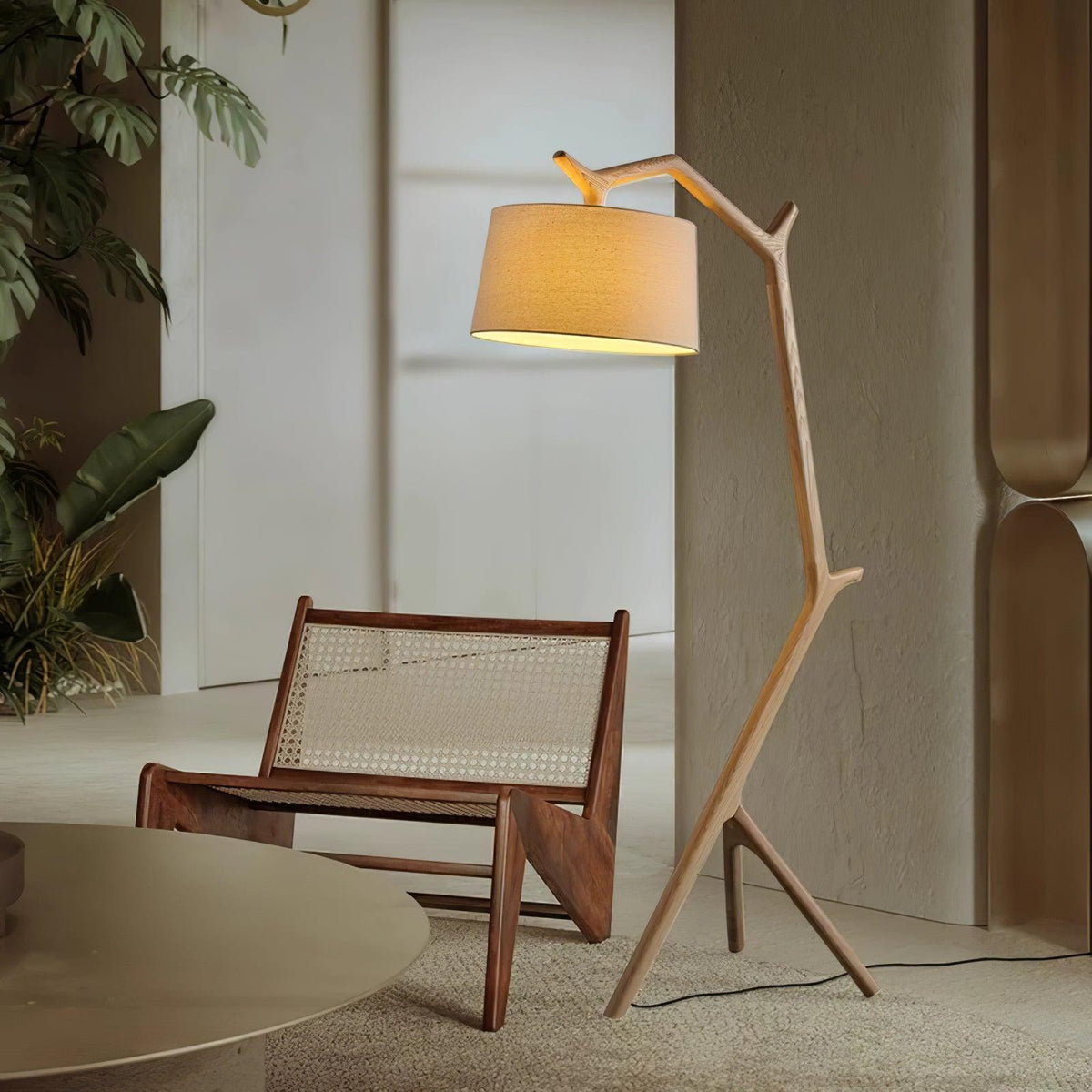 Lámpara de pie de madera en forma de rama Silvela en un salón acogedor – imagen 2