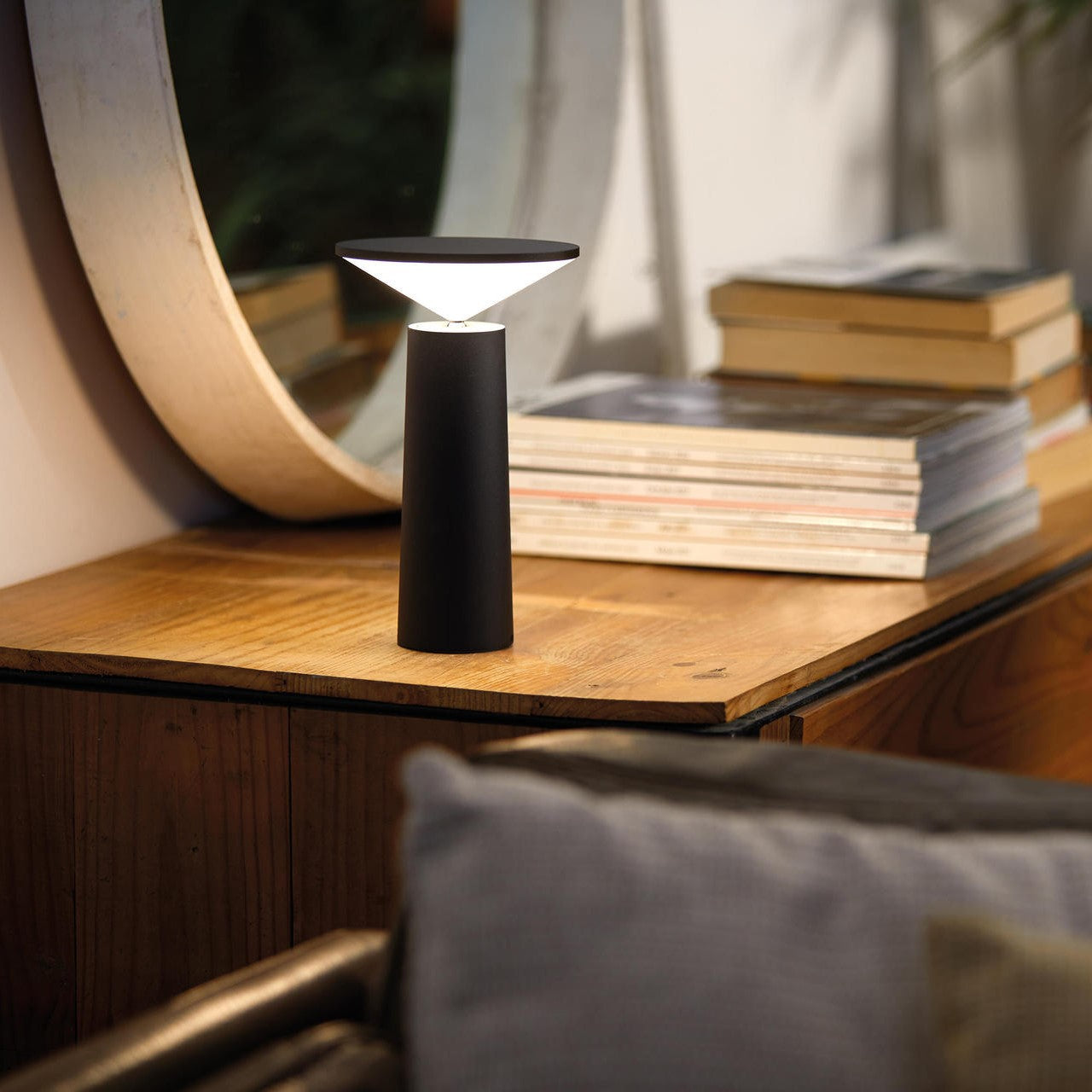 LumenFlex - Lámpara de Mesa LED con Brazo Ajustable y Moderno
