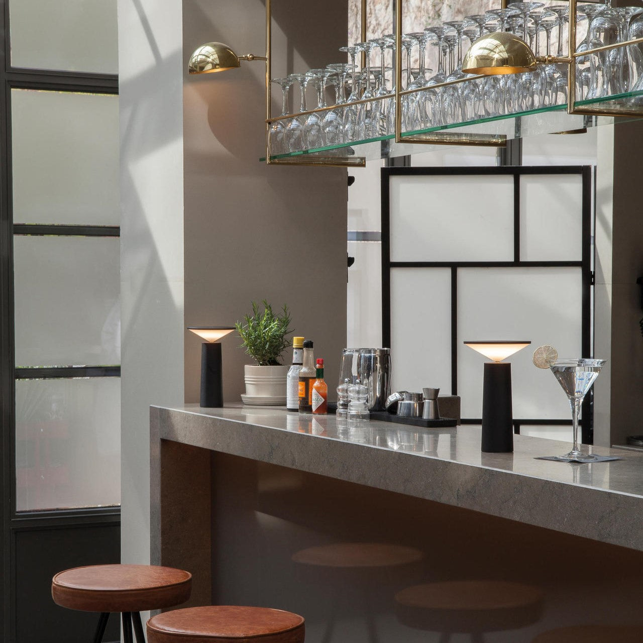 LumenFlex - Lámpara de Mesa LED con Brazo Ajustable y Moderno