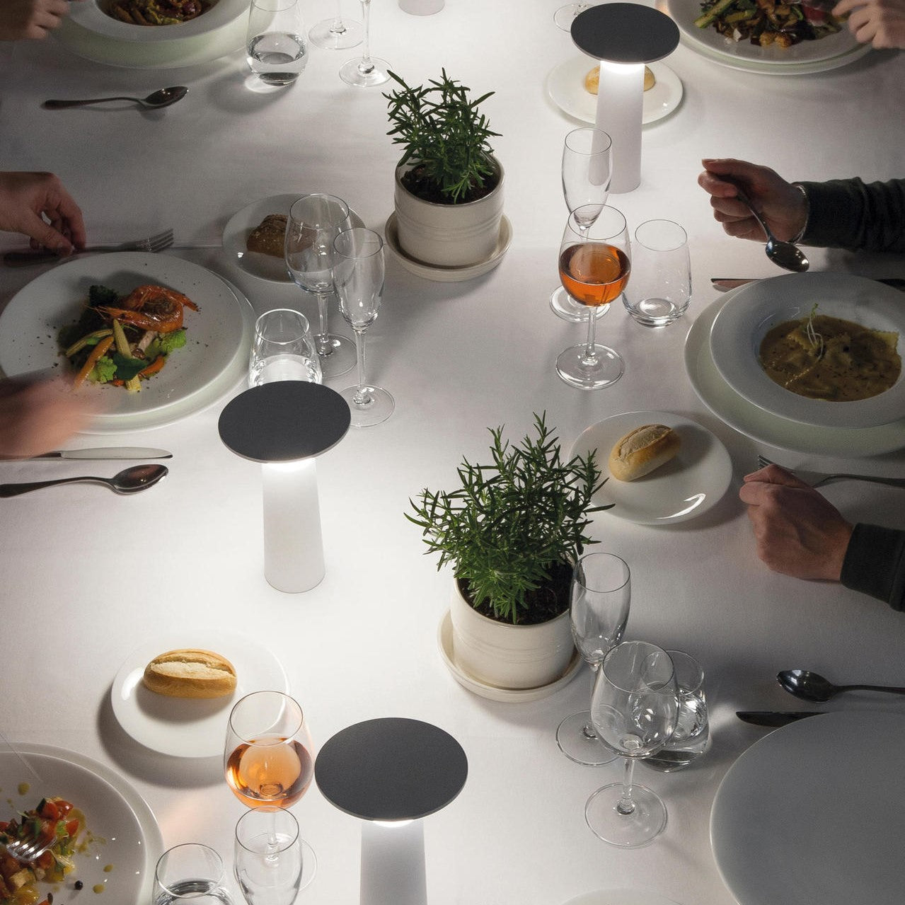 LumenFlex - Lámpara de Mesa LED con Brazo Ajustable y Moderno