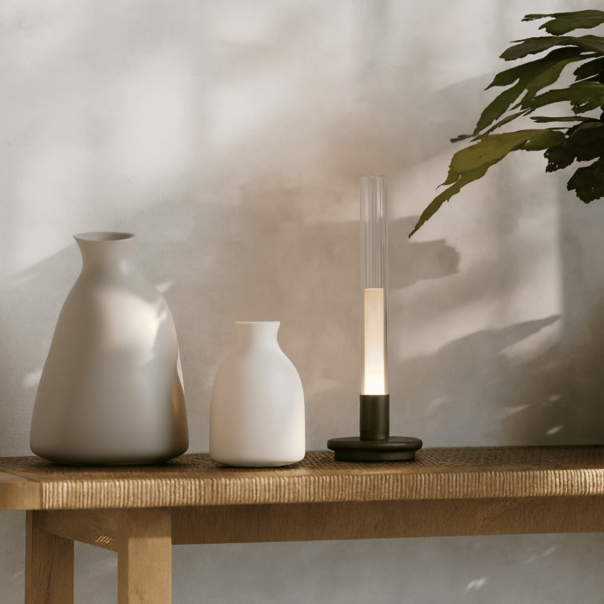 Flamela - Lámpara de Mesa Vela Recargable con Tubo de Cristal y Aluminio