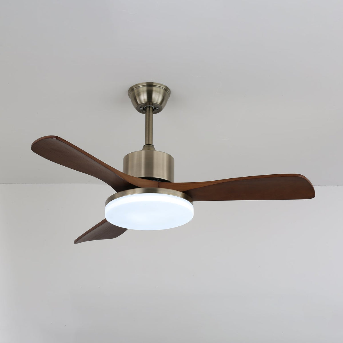 Ventilador de techo con luz Gualdera en un salón elegante – imagen 10