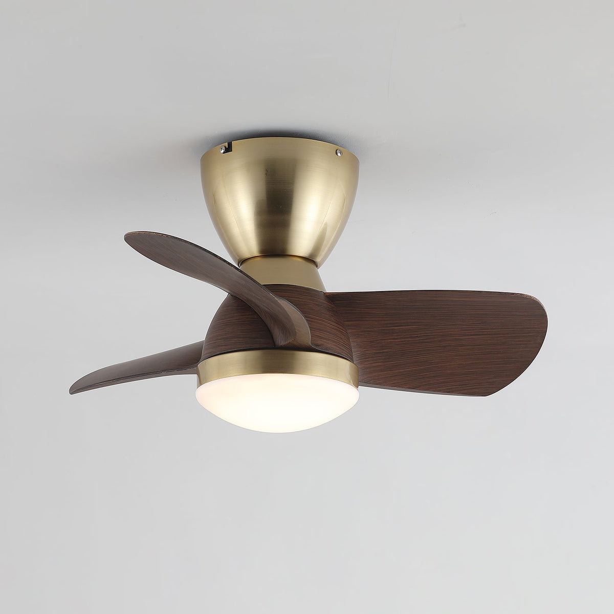 Ventilador de techo con luz Doranza en un dormitorio acogedor – imagen 4