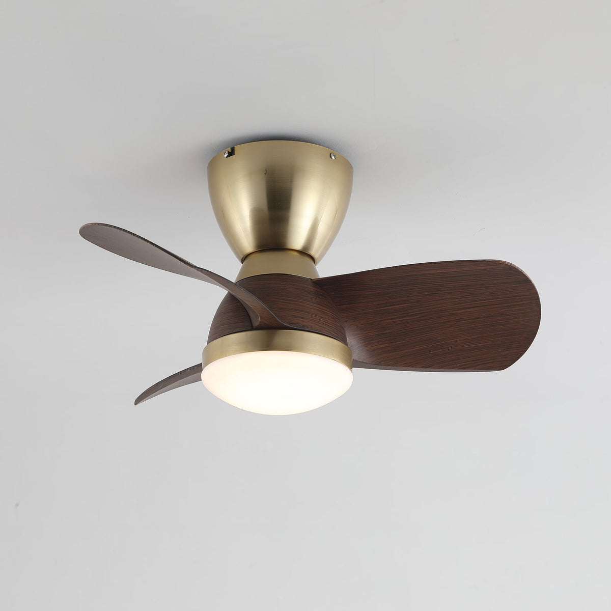 Ventilador de techo con luz Doranza en un dormitorio acogedor – imagen 5