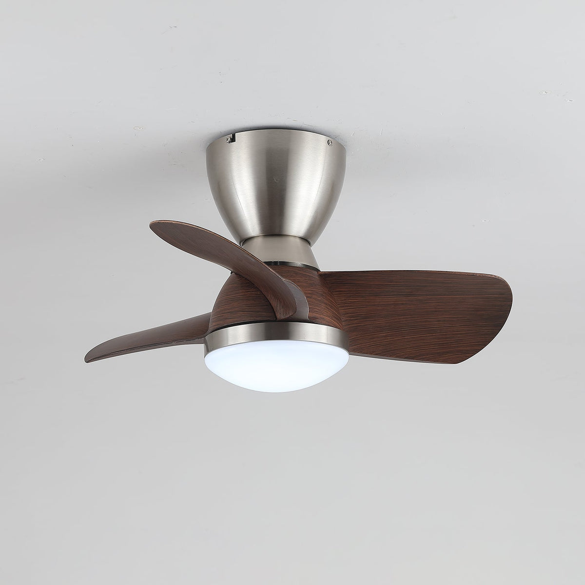 Ventilador de techo con luz Doranza en un dormitorio acogedor – imagen 6