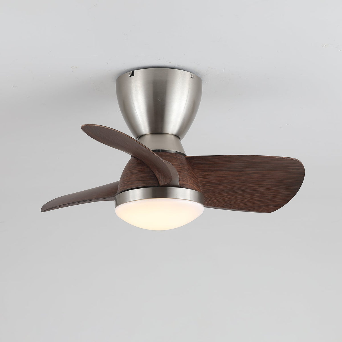 Ventilador de techo con luz Doranza en un dormitorio acogedor – imagen 7