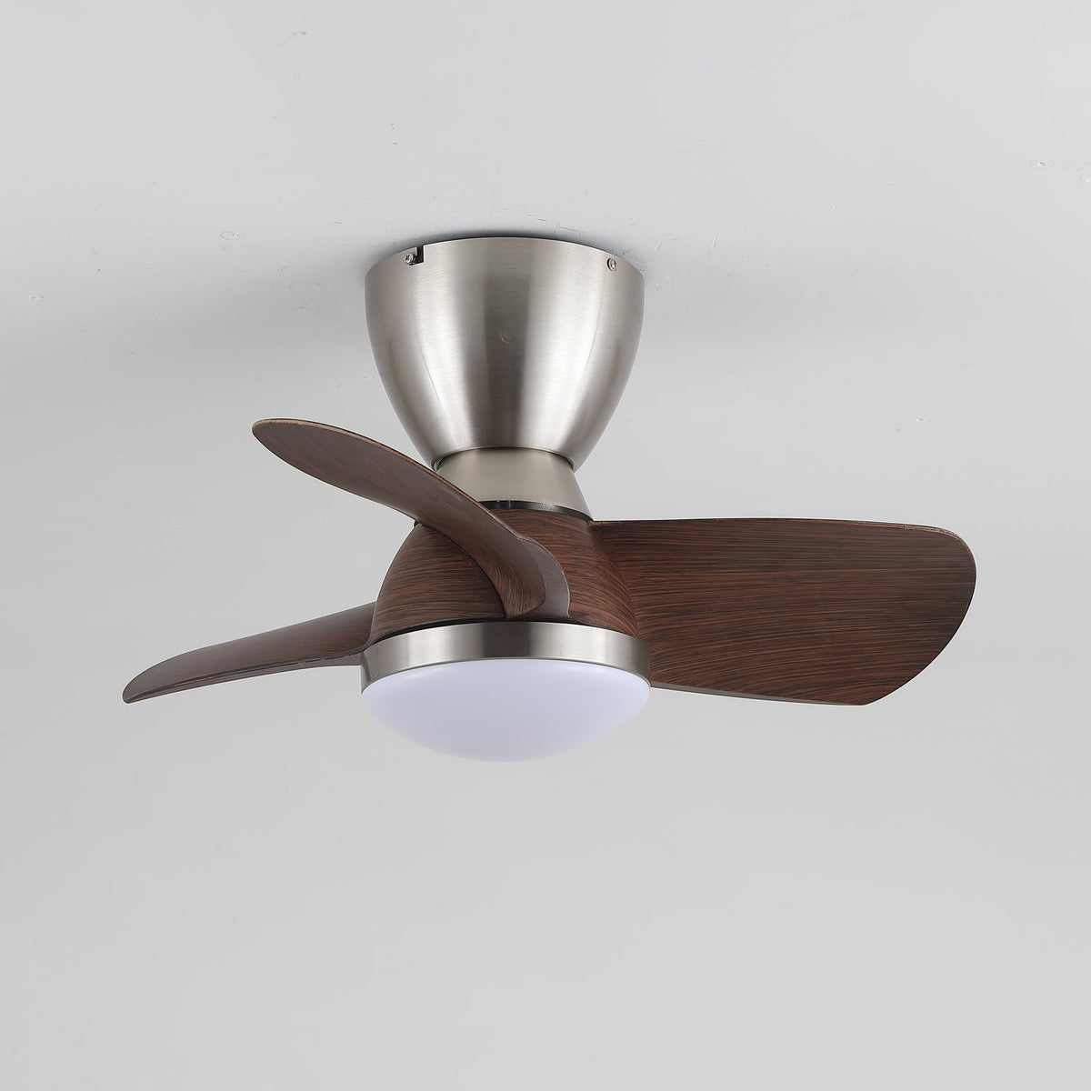 Ventilador de techo con luz Doranza en un dormitorio acogedor – imagen 8