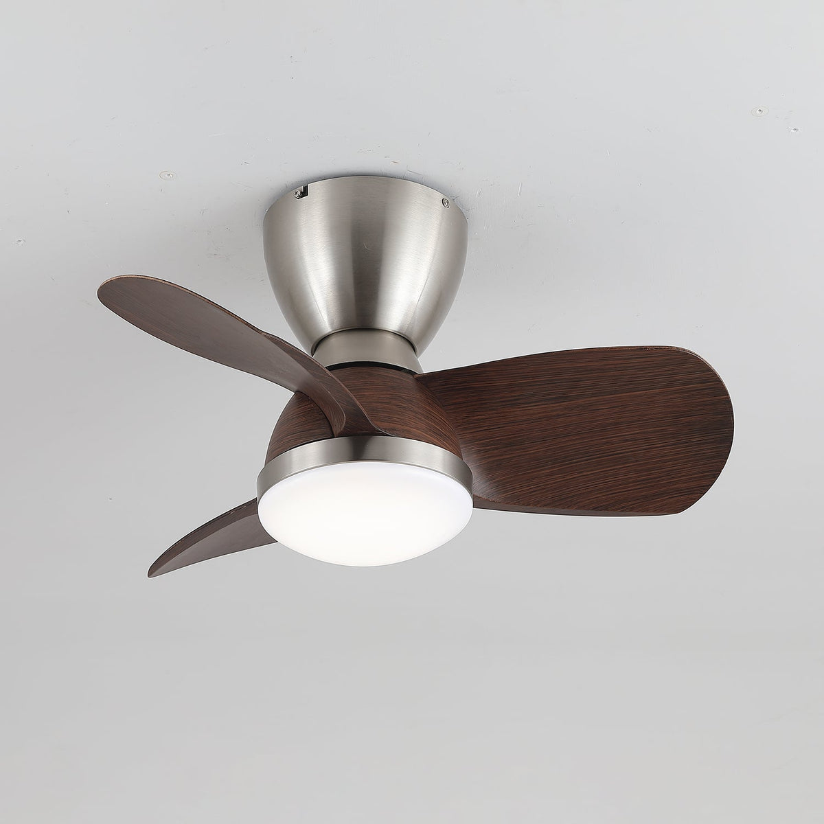 Ventilador de techo con luz Doranza en un dormitorio acogedor – imagen 9