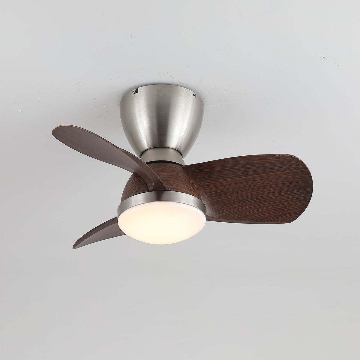 Ventilador de techo con luz Doranza en un dormitorio acogedor – imagen 10