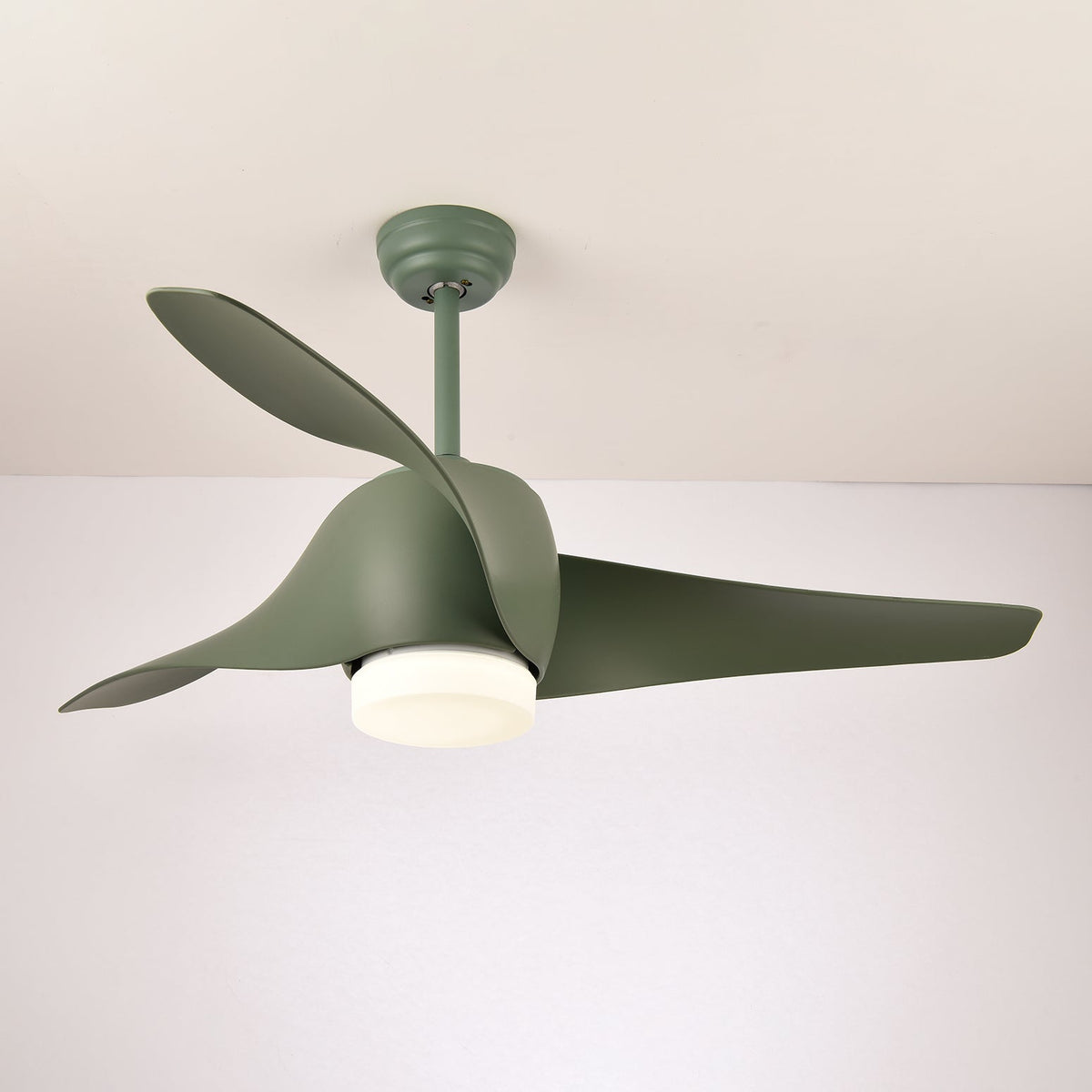 Ventilador de techo con luz Mentara en un salón luminoso – imagen 2