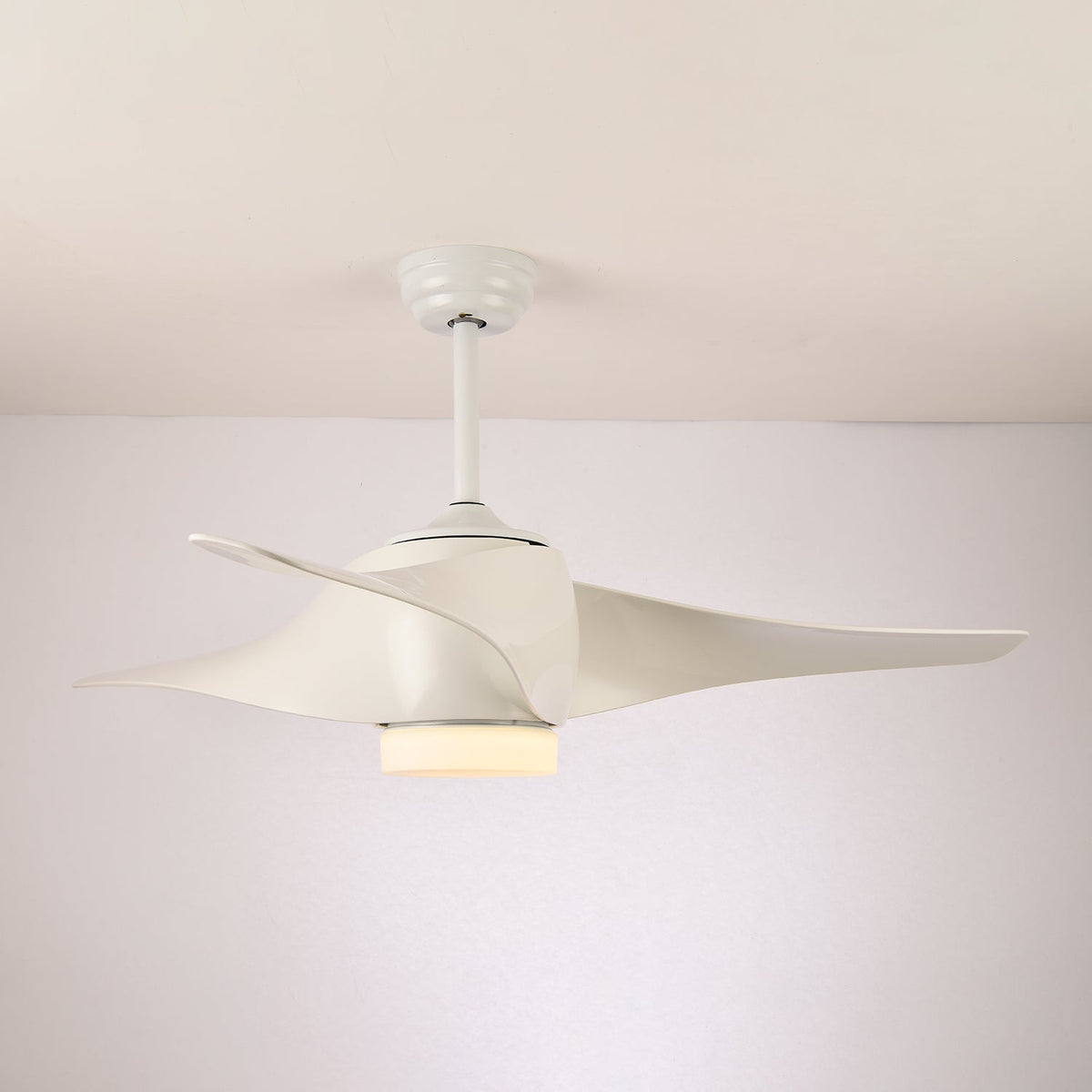 Ventilador de techo con luz Mentara en un salón luminoso – imagen 4