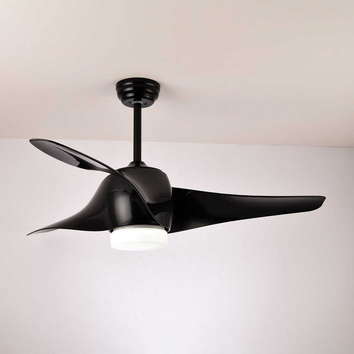 Ventilador de techo con luz Mentara en un salón luminoso – imagen 8
