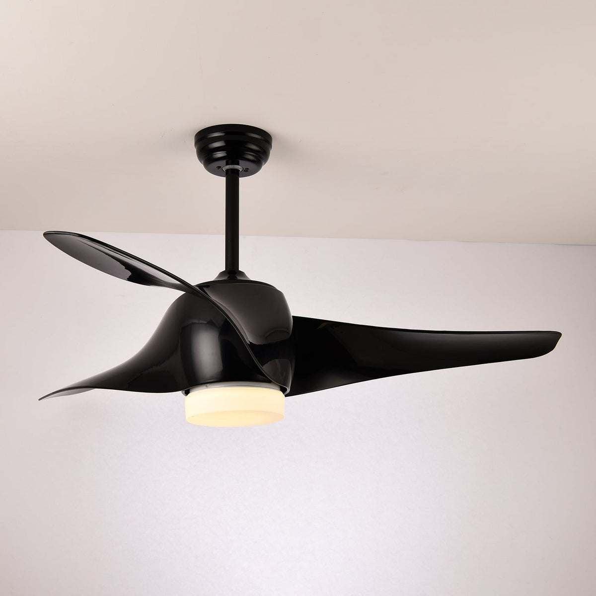 Ventilador de techo con luz Mentara en un salón luminoso – imagen 9