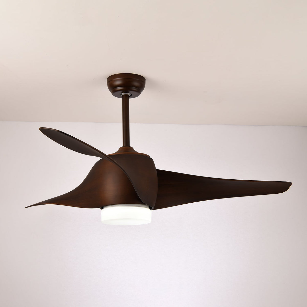 Ventilador de techo con luz Mentara en un salón luminoso – imagen 11