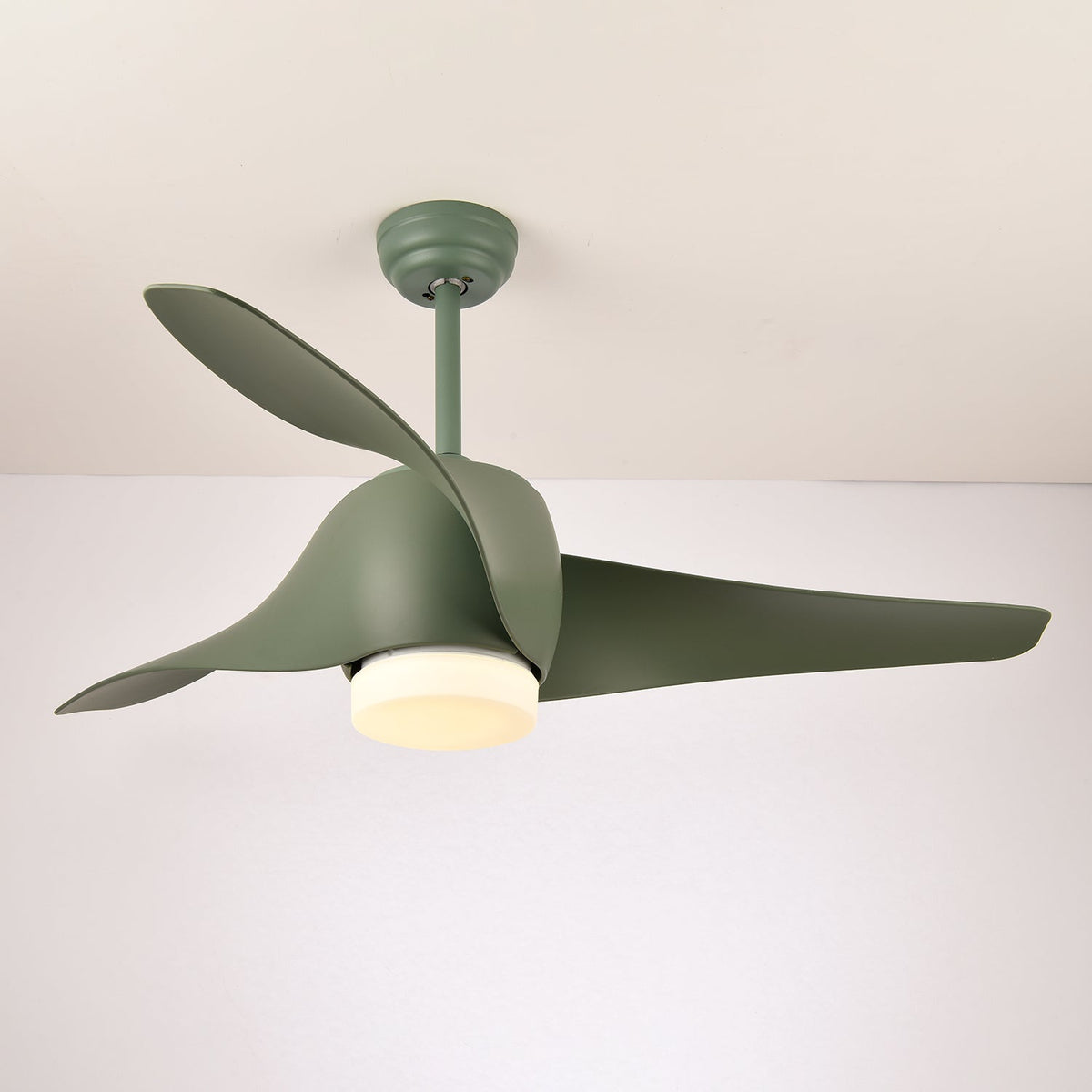 Ventilador de techo con luz Mentara en un salón luminoso – imagen 13