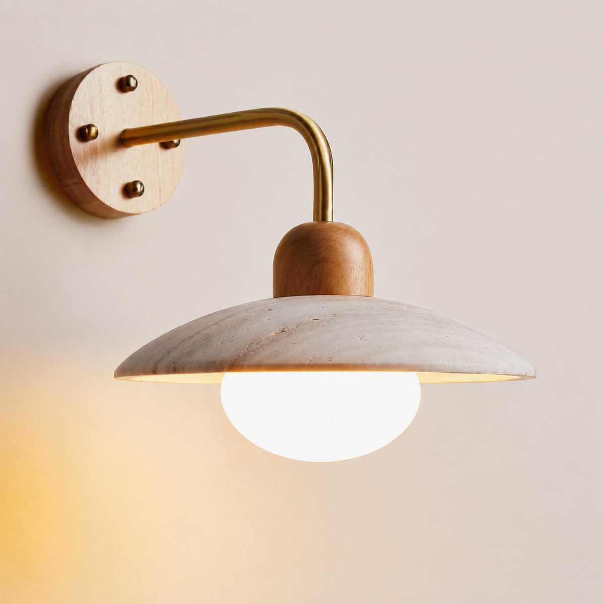 Veyor - Lámpara de Pared de Travertino Amarillo con Brazo de Latón y Base de Madera