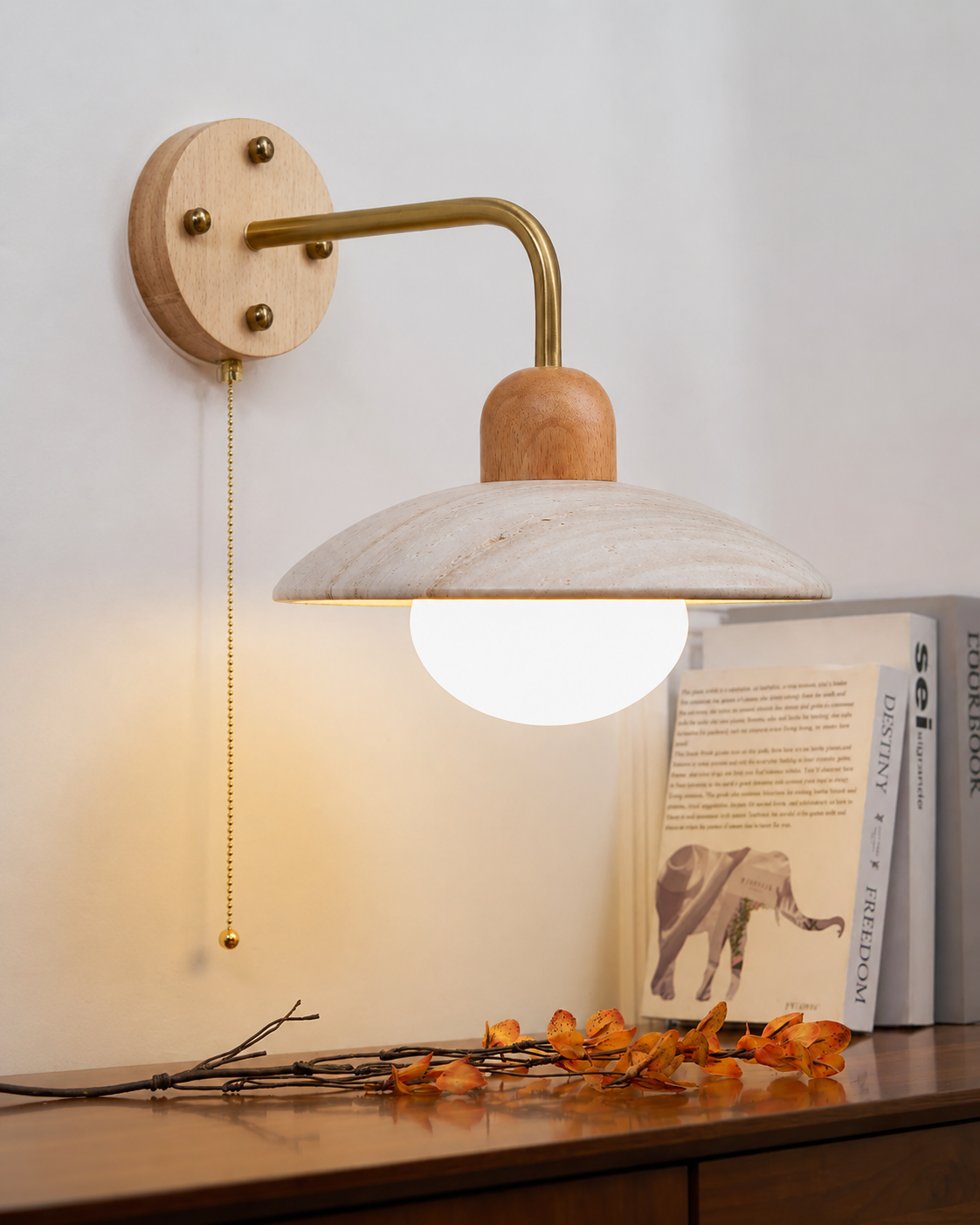 Veyor - Lámpara de Pared de Travertino Amarillo con Brazo de Latón y Base de Madera