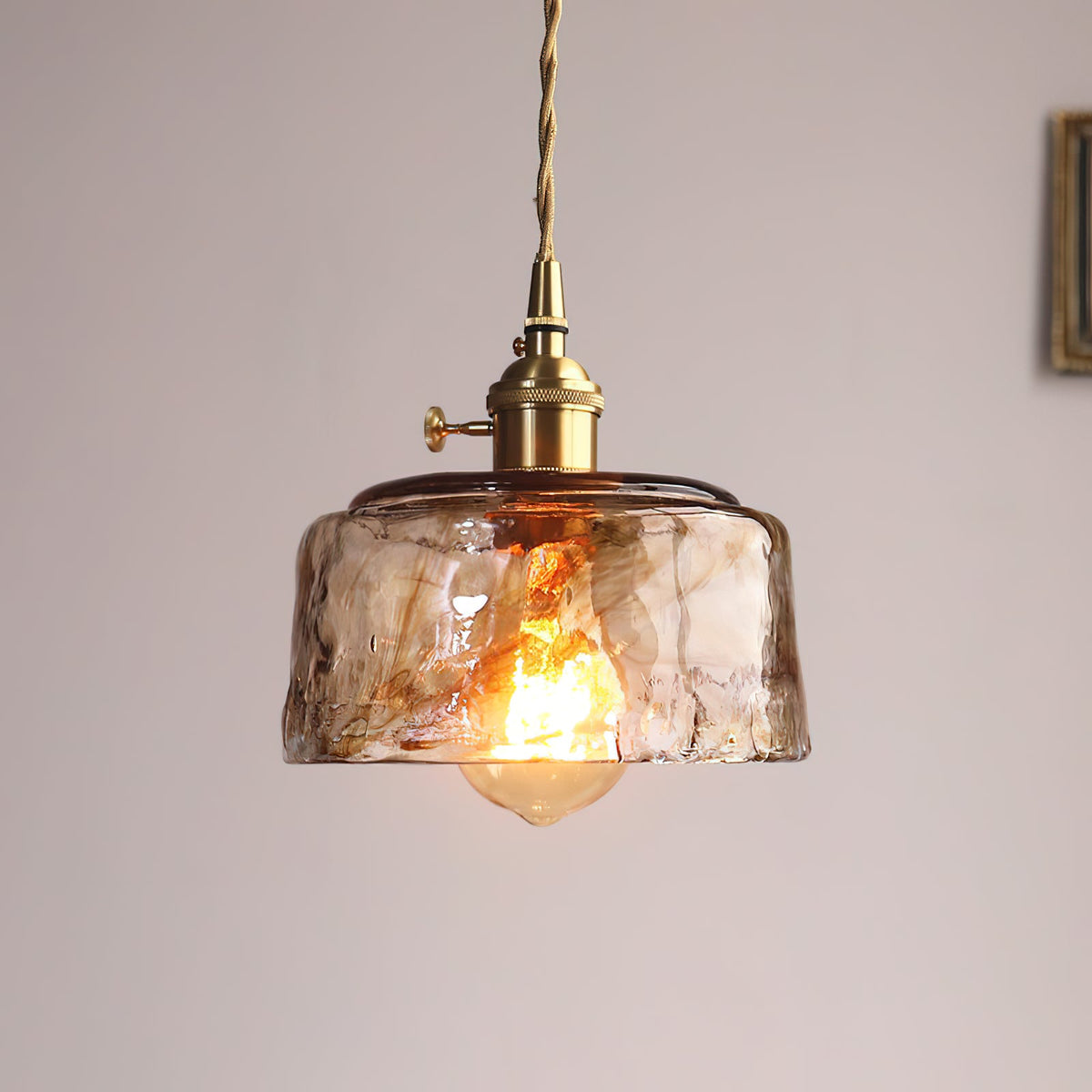 Lámpara colgante vintage de cristal ámbar Botica sobre una isla de cocina – imagen 14