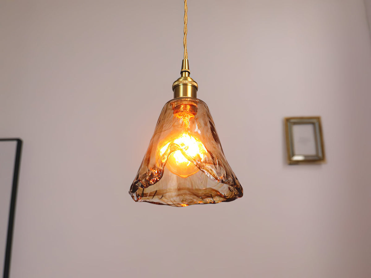 Lámpara colgante vintage de cristal ámbar Botica sobre una isla de cocina – imagen 12