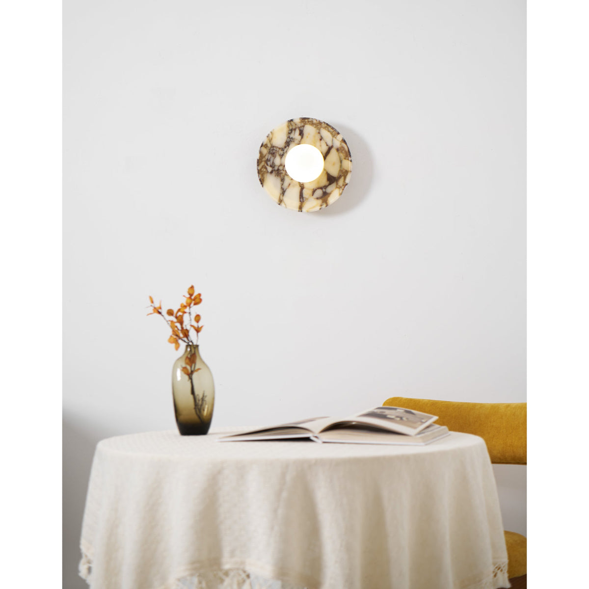 Aplique de pared de mármol violeta Amatia en un salón elegante – imagen 9