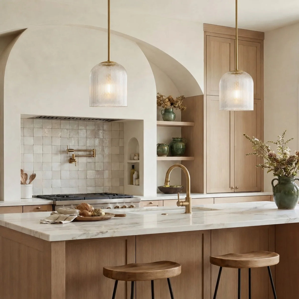 Lámpara colgante de cristal estriado Jarela sobre una isla de cocina – imagen 8