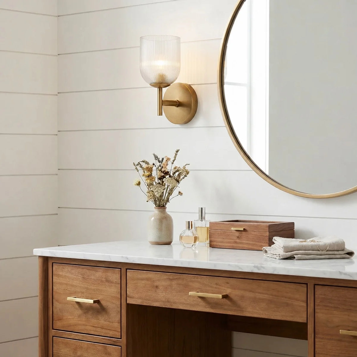 Aplique de pared de cristal Rayela en un baño acogedor – imagen 10