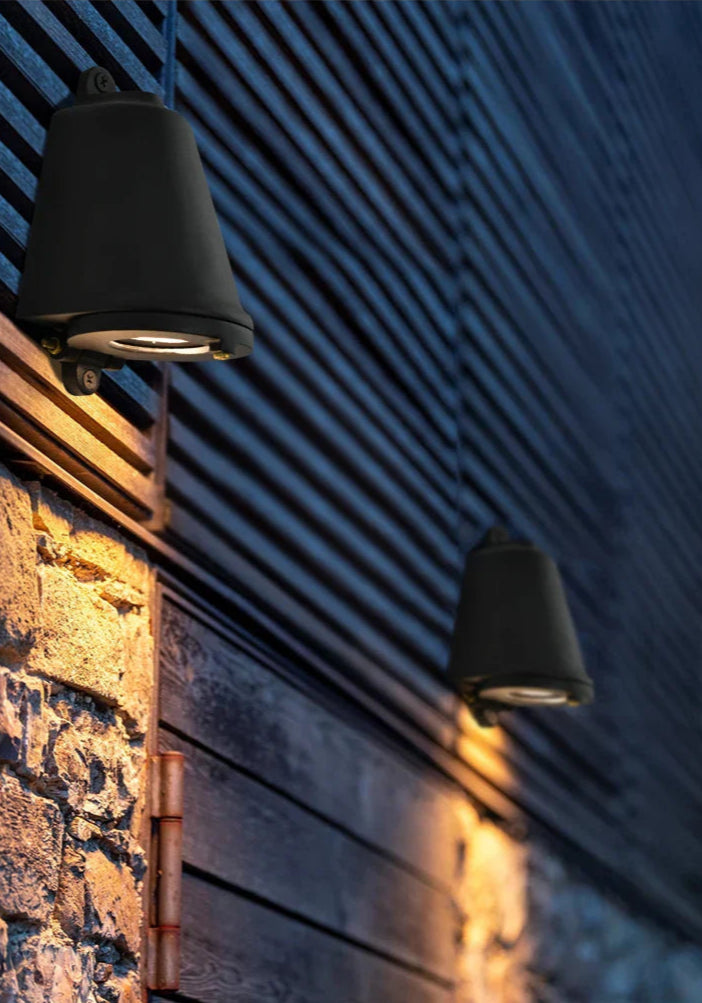 Lámpara de pared exterior Claralux instalada en una terraza, con diseño minimalista y luz cálida, ideal para exteriores.